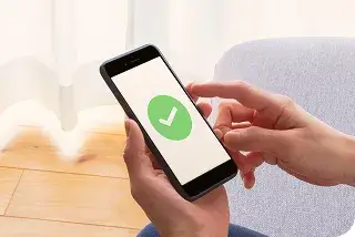 スマホを持つ手